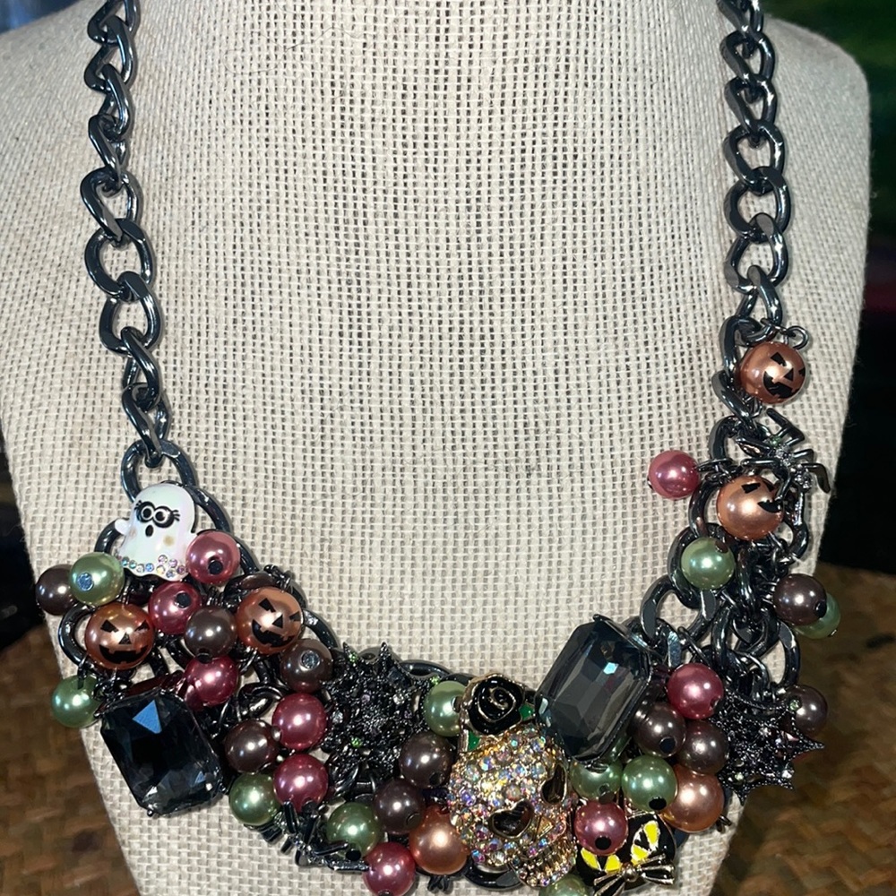 Betsey Johnson Halloween 🎃 Collar Necklace Filled with Ghost Spiders and…